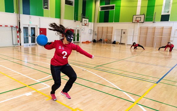 Pige som spiller goalball