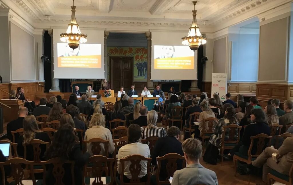 Billede fra mødet på Christiansborg. Panel med oplægsholdere ses samt +50 tilhørere.