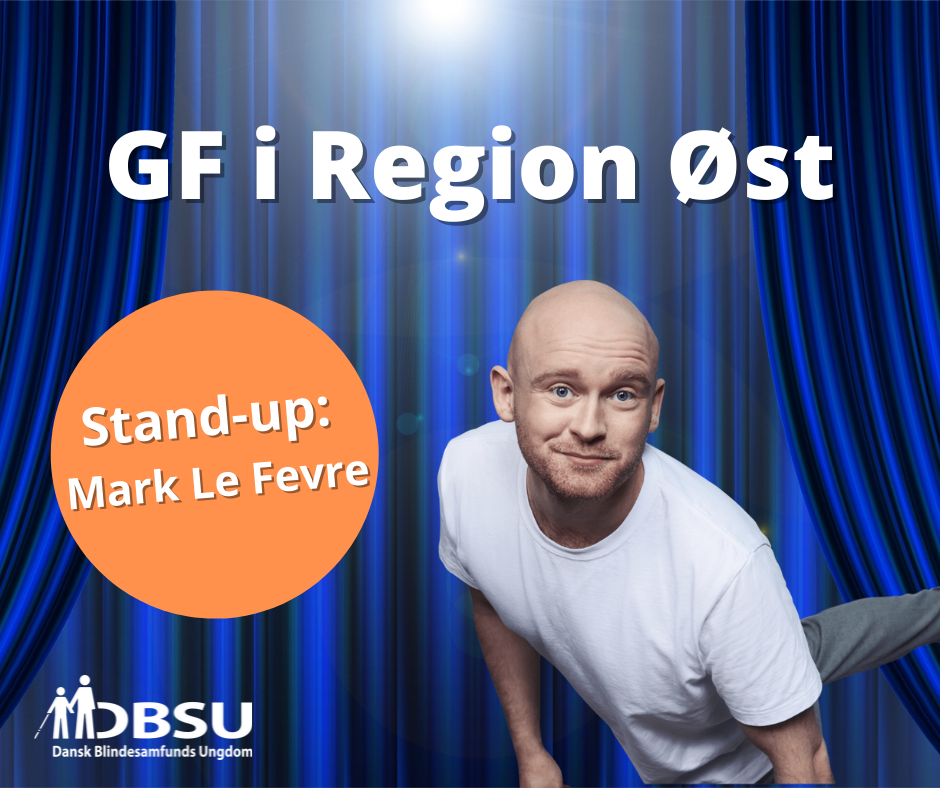 Billede af blåt scene-forhæng. Foran står komikeren Mark Le Fevre. Tekst: GF i Region øst med stand-up