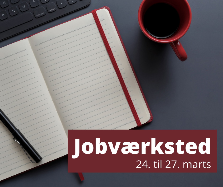 Bord med notesbog, kaffekop og tastatur. Tekst: Jobværksted.